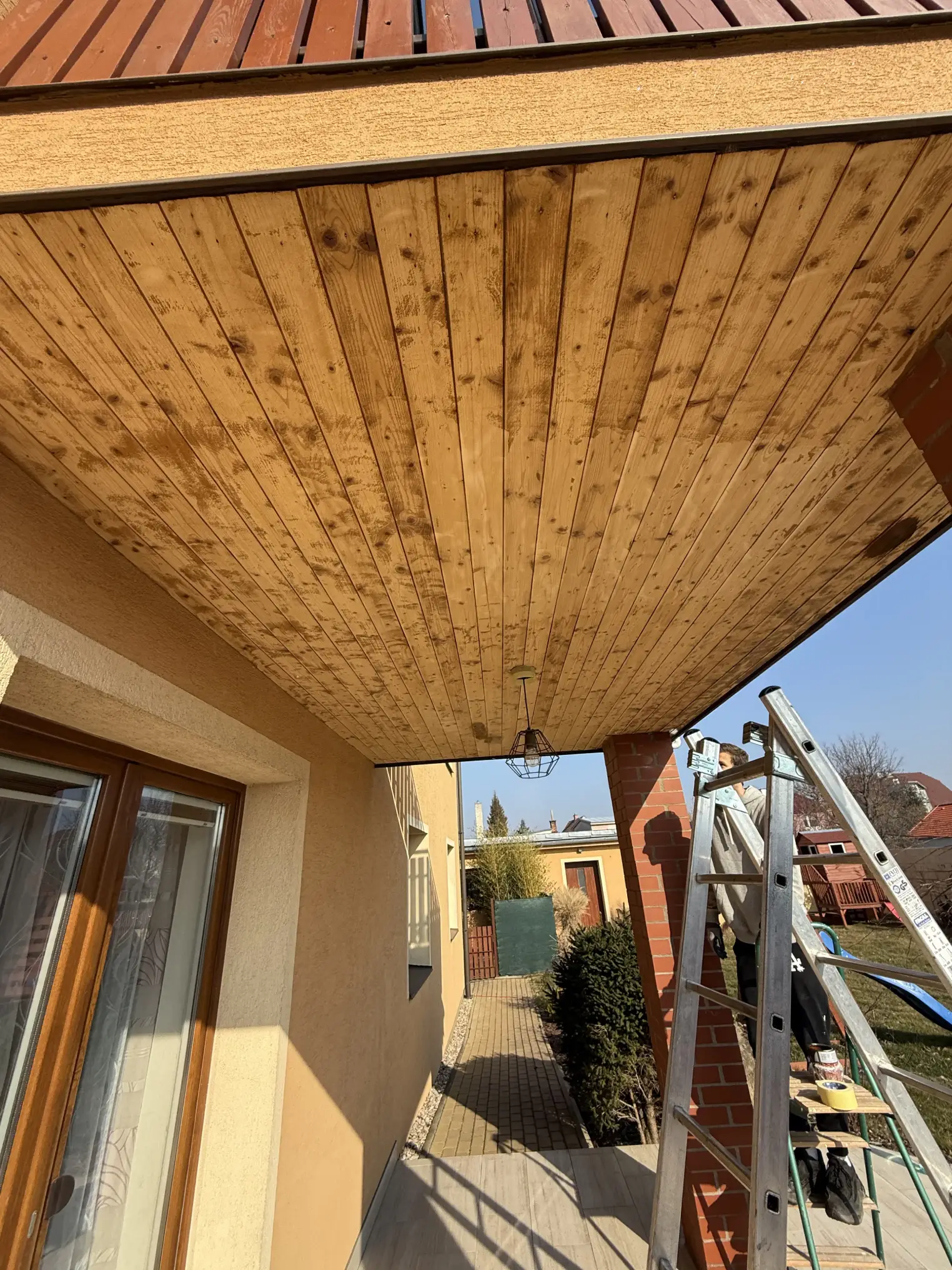 Čištění a dvojitý nátěr podbití lazurou - Pardubice