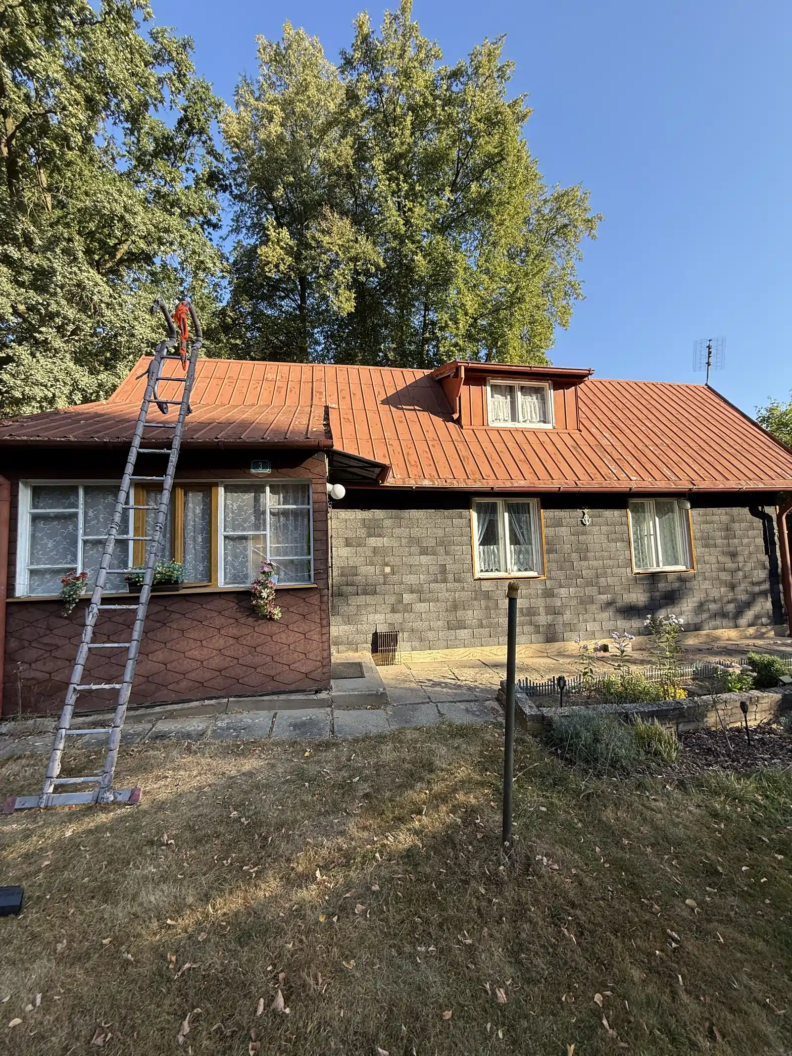Falcovaná střecha před renovací (nátěr) – Úštěk